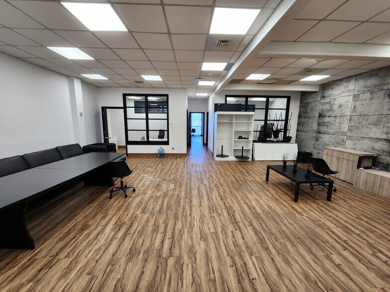 More Photos Of 2420-2440 Boul Industriel, Laval Storefront Retail Office For Lease