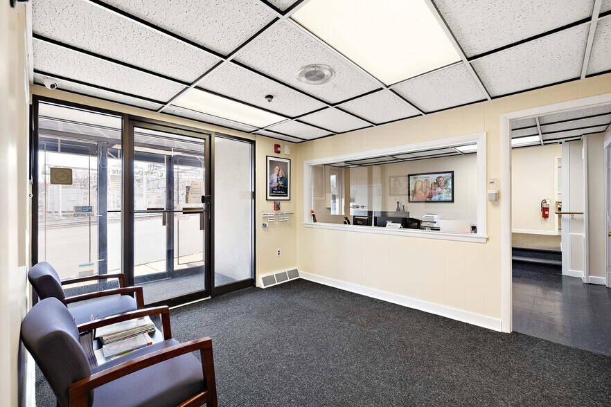 More Photos Of 2400 W 4th St, Wilmington Office For Sale