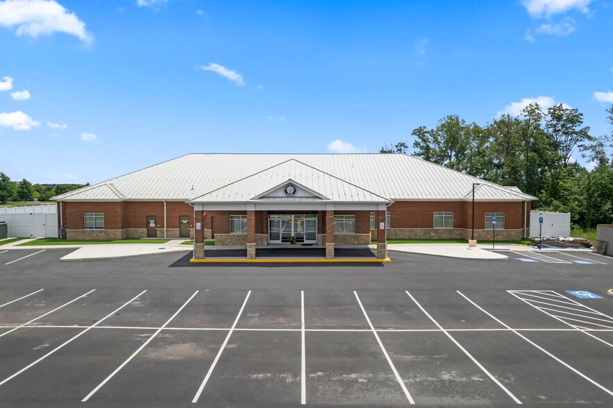 More Photos Of 42525 Tall Cedars Pkwy, Chantilly Schools For Lease