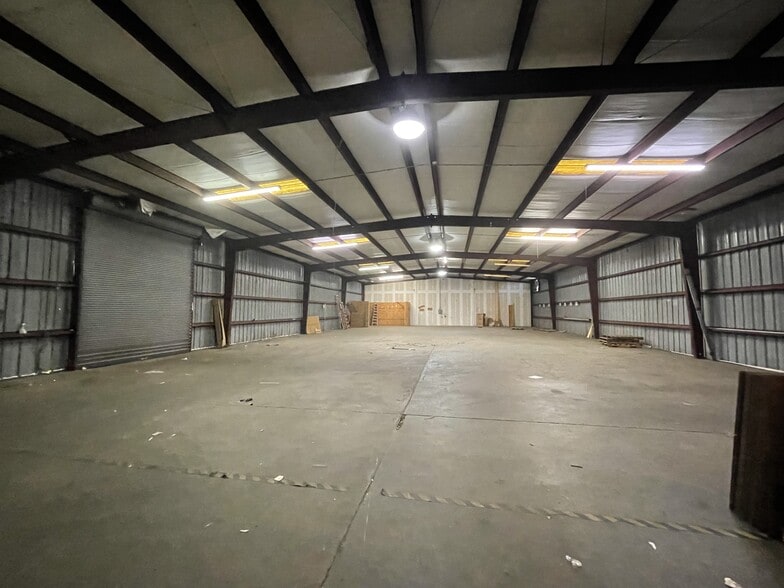 More Photos Of 2317-2319 Griffin Rd, Leesburg Warehouse For Lease