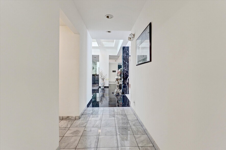 More Photos Of 4623 Hayvenhurst Ave, Encino Apartments For Sale