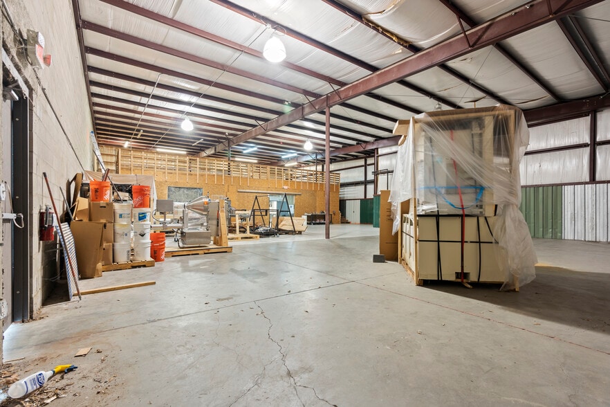 More Photos Of 7065 NW 22nd St, Gainesville Warehouse For Lease