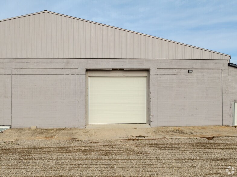 More Photos Of 140 Elizabeth St, Lambton Shores Distribution For Lease