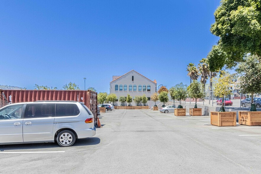 More Photos Of 2201 Bayshore Blvd, San Francisco Office For Lease