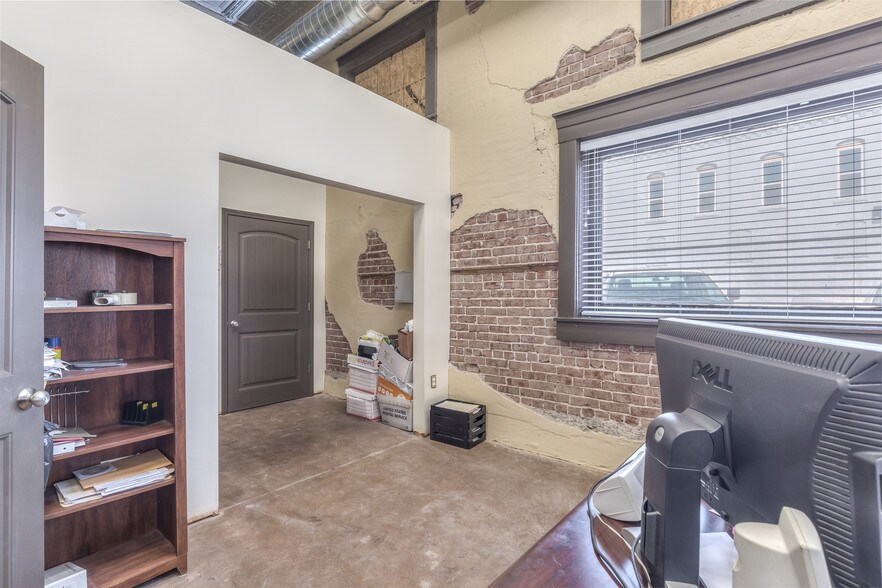 More Photos Of 204 S Broadway, Coweta Office For Sale