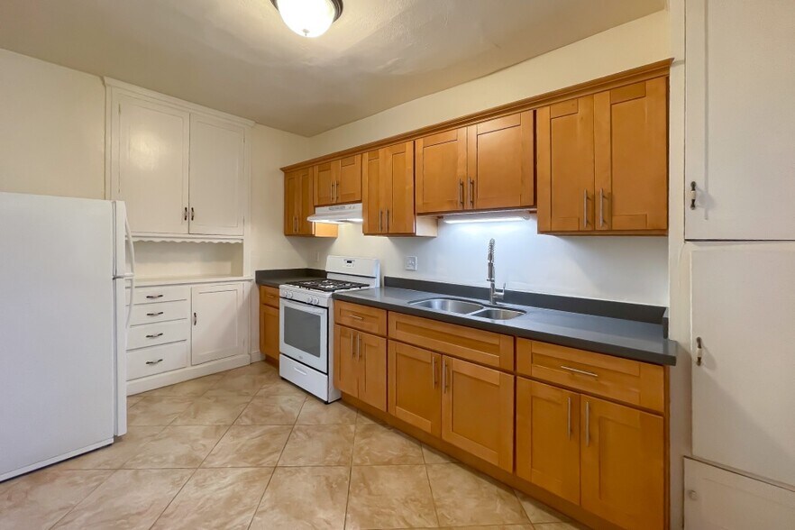 More Photos Of 1000 E 33rd St, Oakland Apartments For Sale