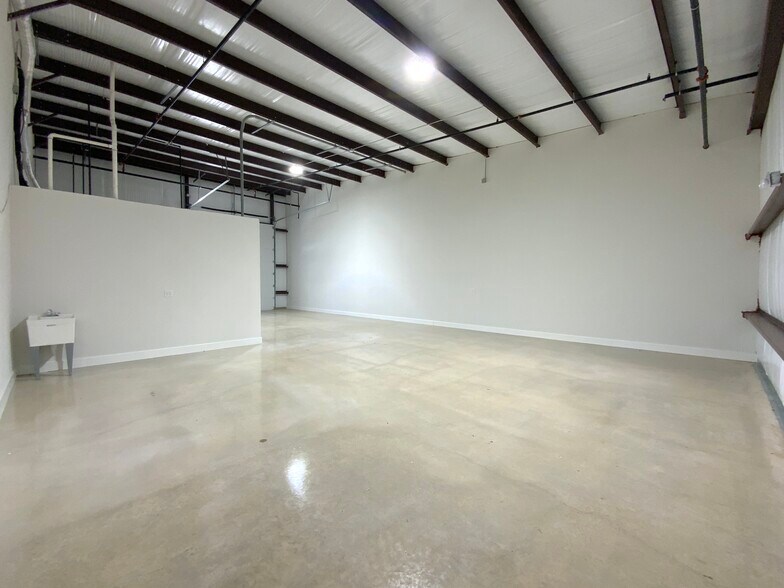 More Photos Of 1304 Leander Dr, Leander Industrial For Lease