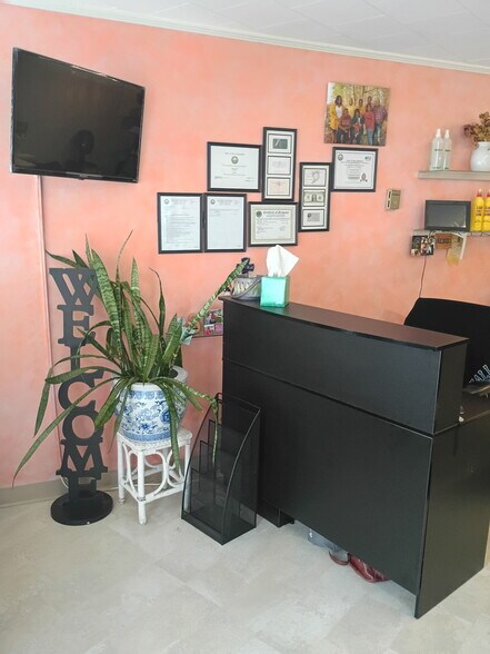 More Photos Of 89 Allds St, Nashua Convenience Store For Lease