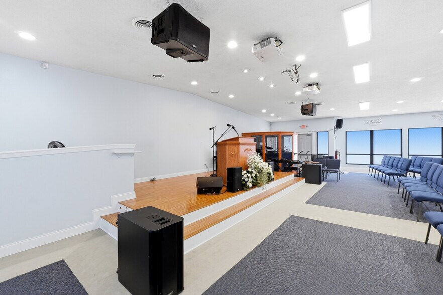 More Photos Of 415-421 W Pike St, Lawrenceville Office For Sale