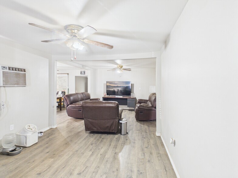 More Photos Of 315-317 N Dumas Ave, Dumas Service For Sale