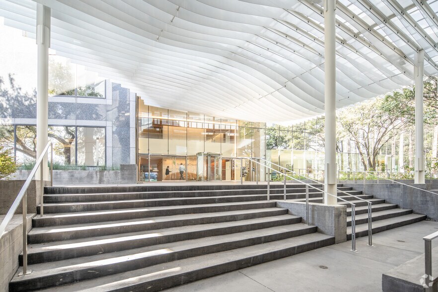 More Photos Of 3500 Maple Ave, Dallas Office For Lease