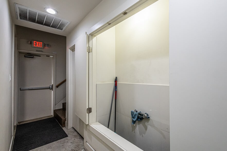 More Photos Of 302 Crossroads Loop, Laredo Office For Lease