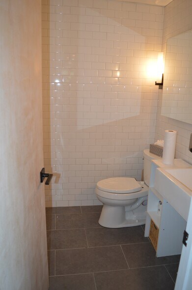 More Photos Of 2312 Boston St, Baltimore Storefront Retail Office For Lease