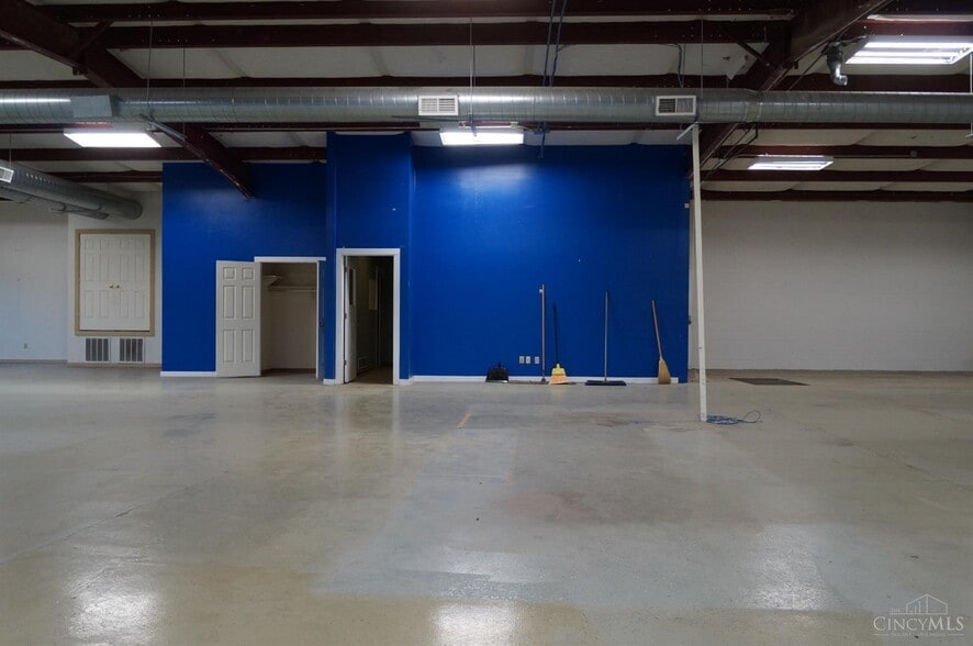 More Photos Of 885 Ohio Pike, Cincinnati Showroom For Lease