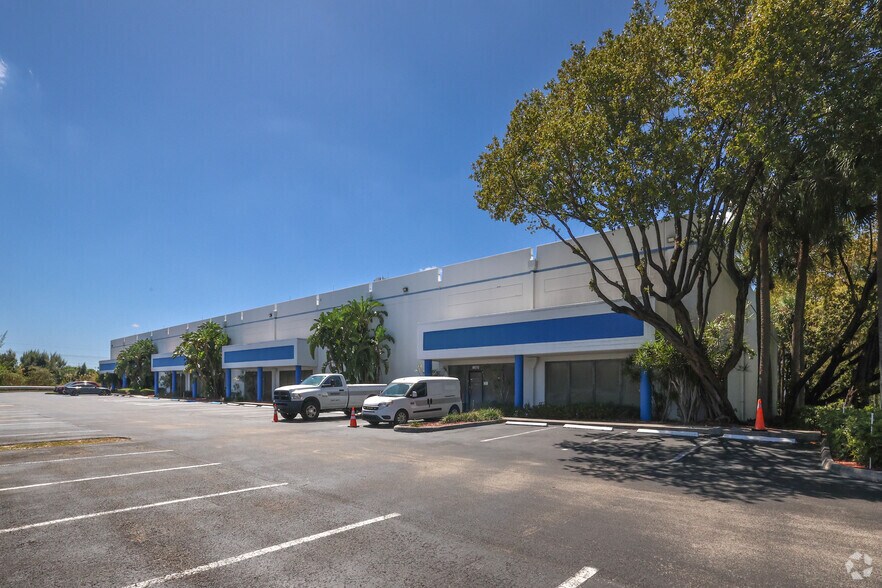 More Photos Of 8810-8840 NW 18th Ter, Miami Showroom For Lease