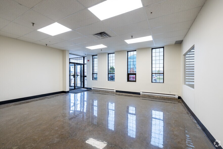 More Photos Of 1100-1240 Rue Beaulac, Montréal Showroom For Lease