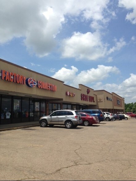 Primary Photo Of 1800 E Jackson St, Hugo General Retail For Sale