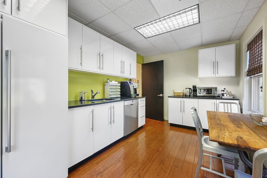 More Photos Of 135 Rennell Dr, Southport Office For Sale