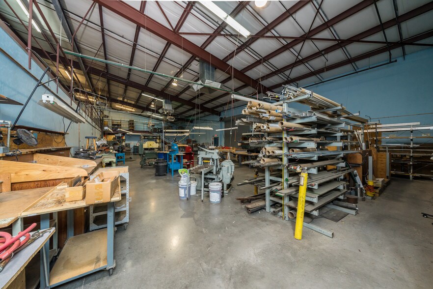 More Photos Of 6000 E Coury Dr, Cottonwood Light Manufacturing For Sale