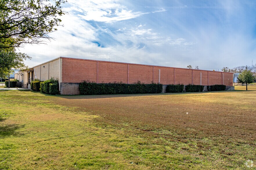 More Photos Of 2200 5th St, Wichita Falls Warehouse For Lease