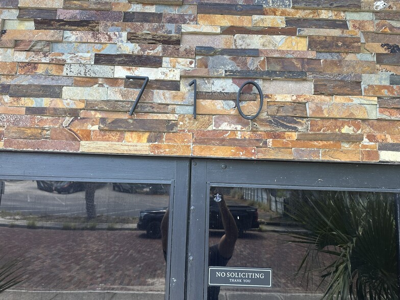 More Photos Of 710 1st Ave SW, Largo Office For Lease