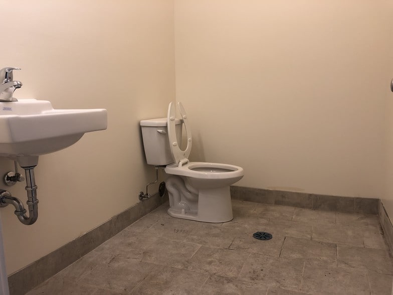 More Photos Of 1700-1720 W Lawrence Ave, Chicago Storefront For Lease