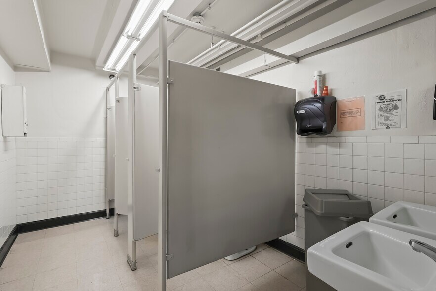 More Photos Of 1631 Main St, Niagara Falls Industrial For Sale