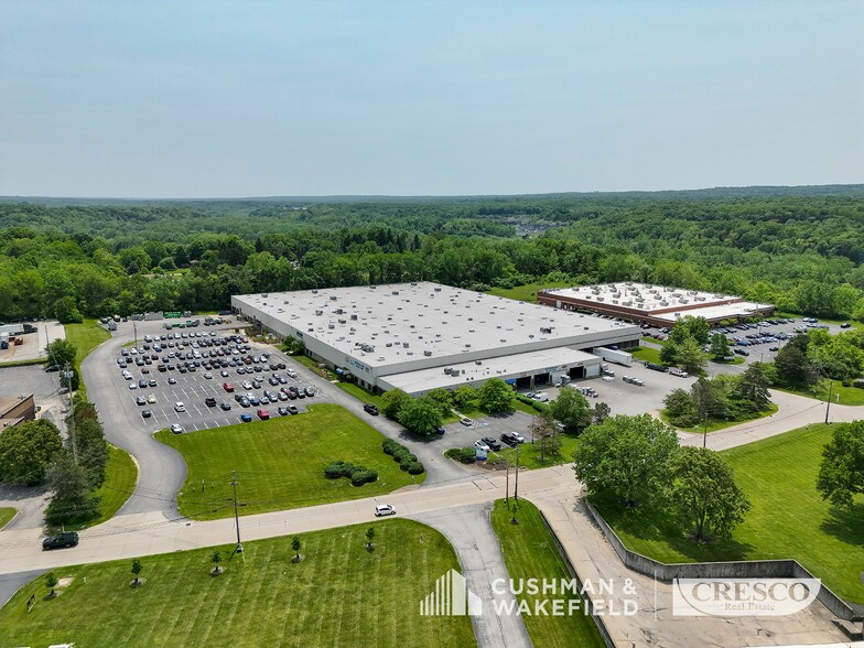 More Photos Of 9450 Allen Dr, Valley View Warehouse For Lease