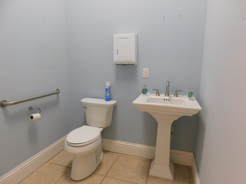 More Photos Of 5070 Industry Dr, Melbourne Manufacturing For Lease