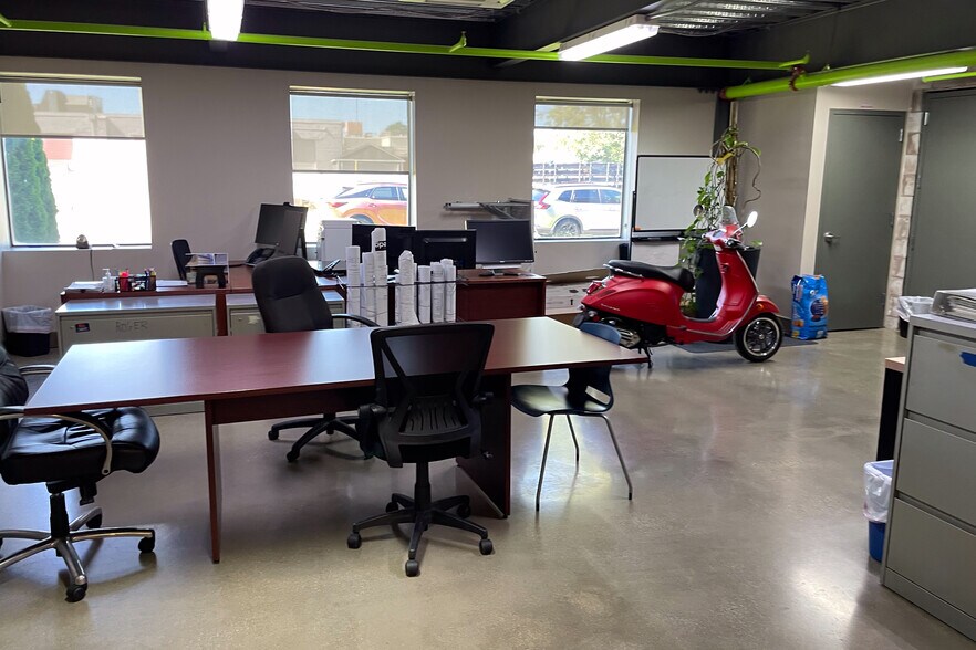 More Photos Of 21 Deforest St, Amityville Warehouse For Lease