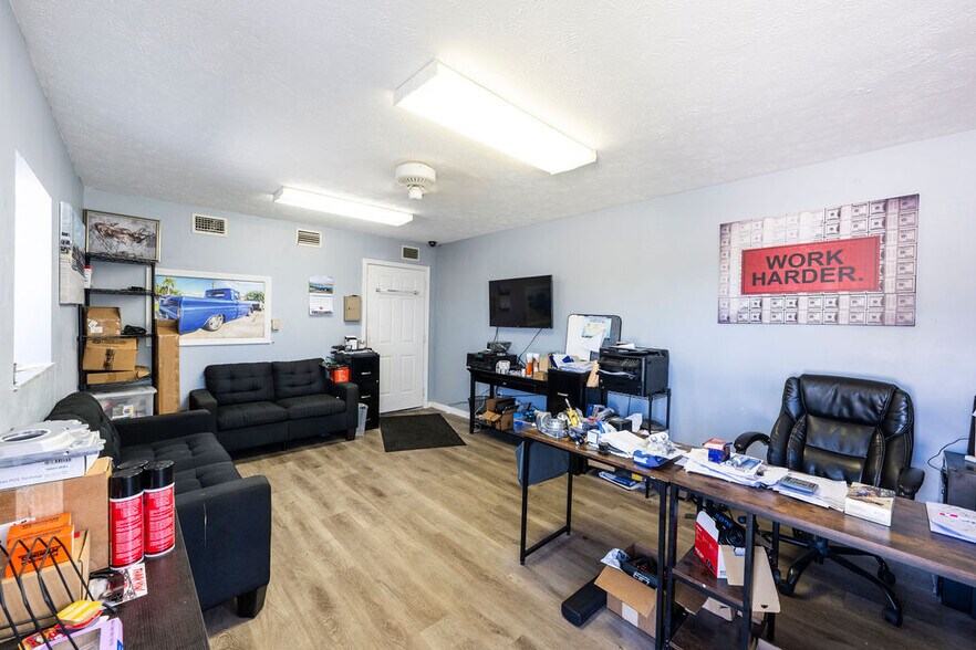 More Photos Of 1556-1578 SE South Niemeyer Cir, Port Saint Lucie Warehouse For Sale