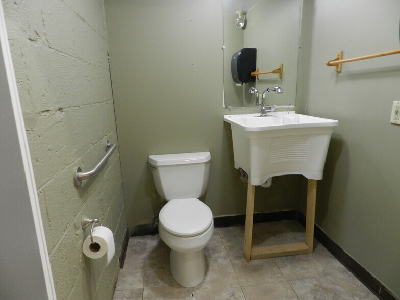 More Photos Of 202 E Main St, Montrose Storefront Retail Office For Lease