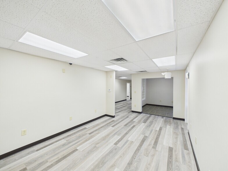 More Photos Of 2358 W 23rd St, Bellaire Office For Sale