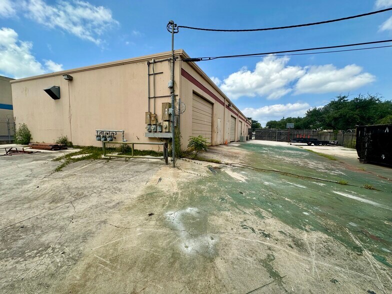 More Photos Of 4722 Shavano Oak, San Antonio Light Manufacturing For Sale