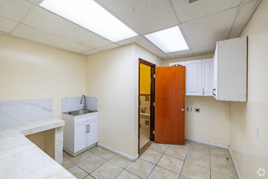 More Photos Of 4200-4250 NW 72nd Ave, Miami Warehouse For Lease