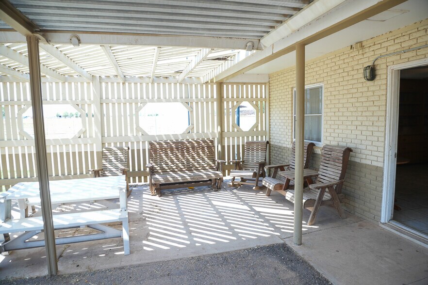 More Photos Of 1122 Douglas Ave, Beaver Hotel For Sale