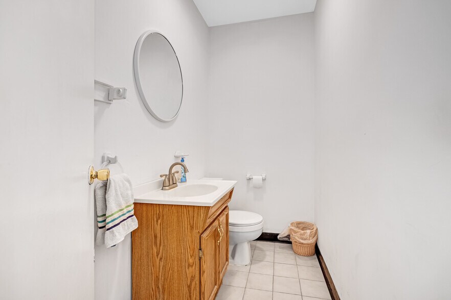 More Photos Of 505 Mola Blvd, Elmwood Park General Retail For Sale