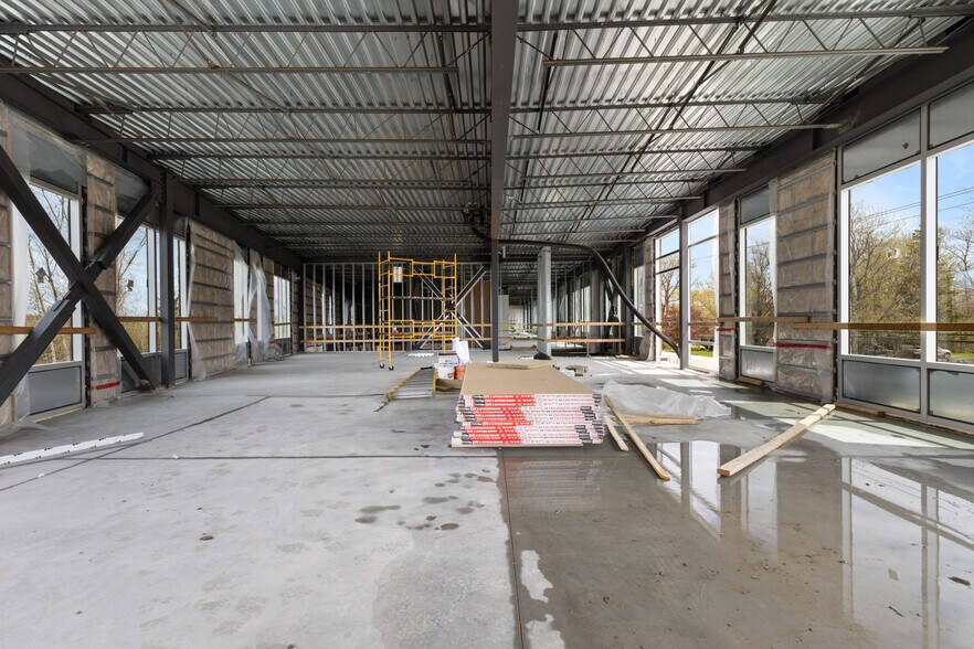 More Photos Of 1250 Rte Édouard-VII, Saint-philippe Showroom For Lease