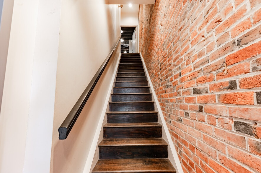 More Photos Of 319 Bainbridge St, Philadelphia Office Residential For Lease