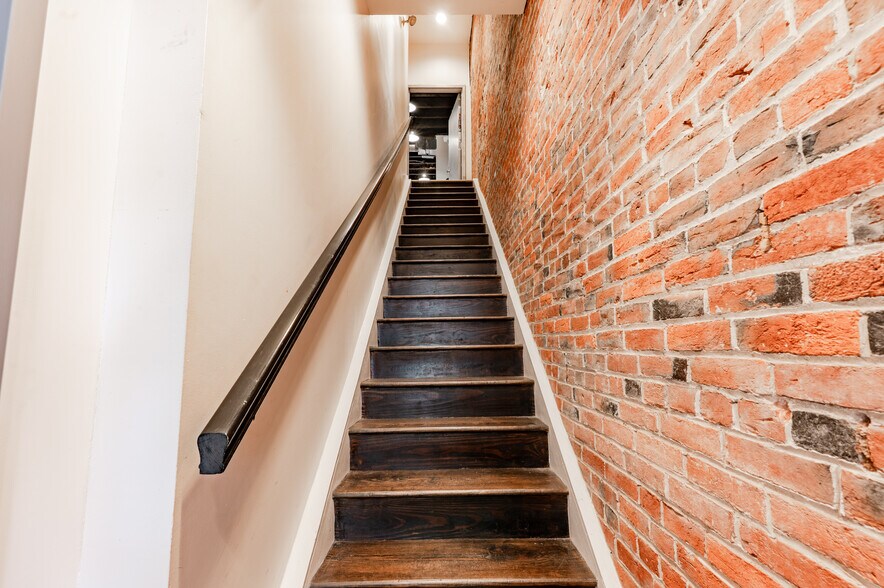 More Photos Of 319 Bainbridge St, Philadelphia Office Residential For Sale