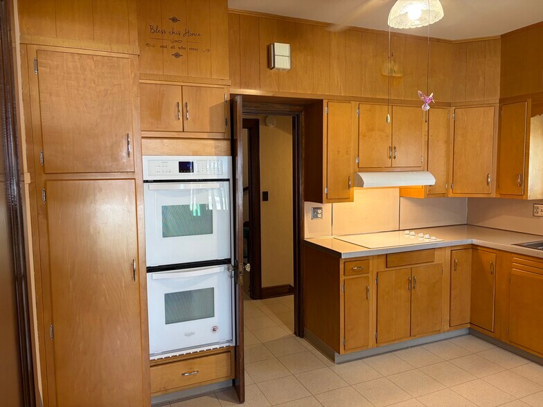 More Photos Of 1031 Columbus Ave, Sandusky Flex For Sale