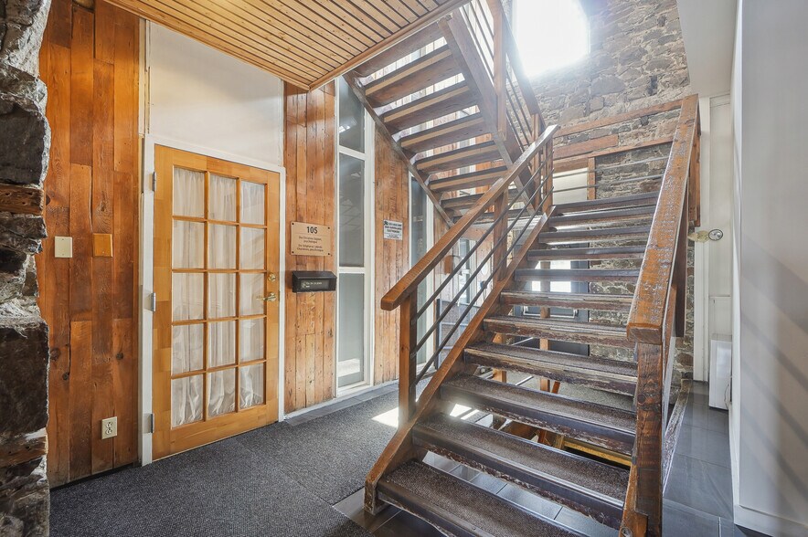 More Photos Of 32 Rue Saint-Charles, Longueuil Office For Lease