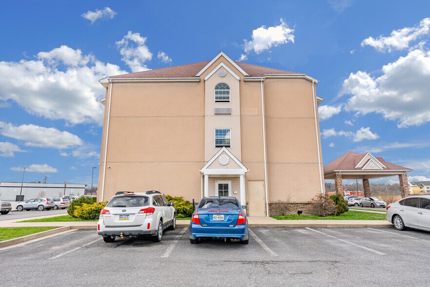 More Photos Of 20 Southland Dr, Fairmont Hotel For Sale