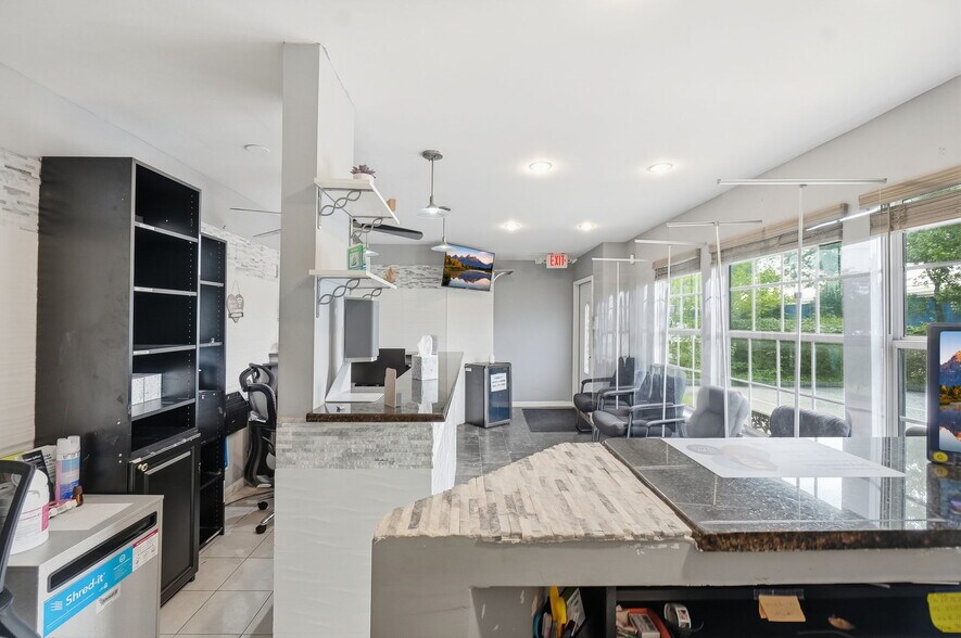 More Photos Of 9510 Lanham Severn Rd, Lanham Office For Sale