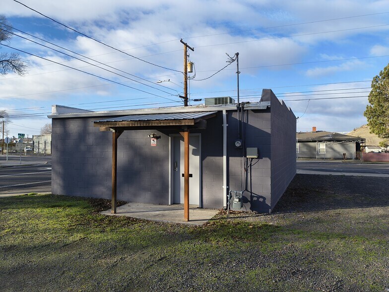 More Photos Of 15 NE 7th St, Madras Office For Sale