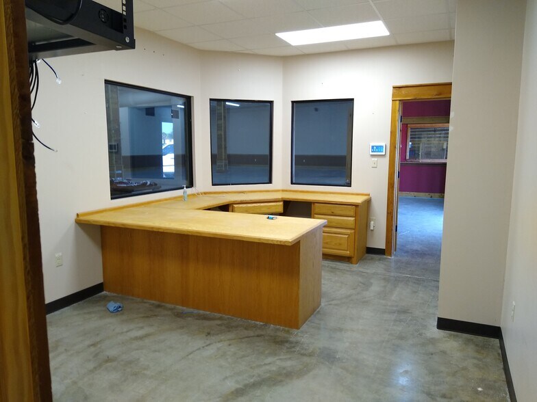 More Photos Of 800 S International Blvd, Hidalgo Freestanding For Lease