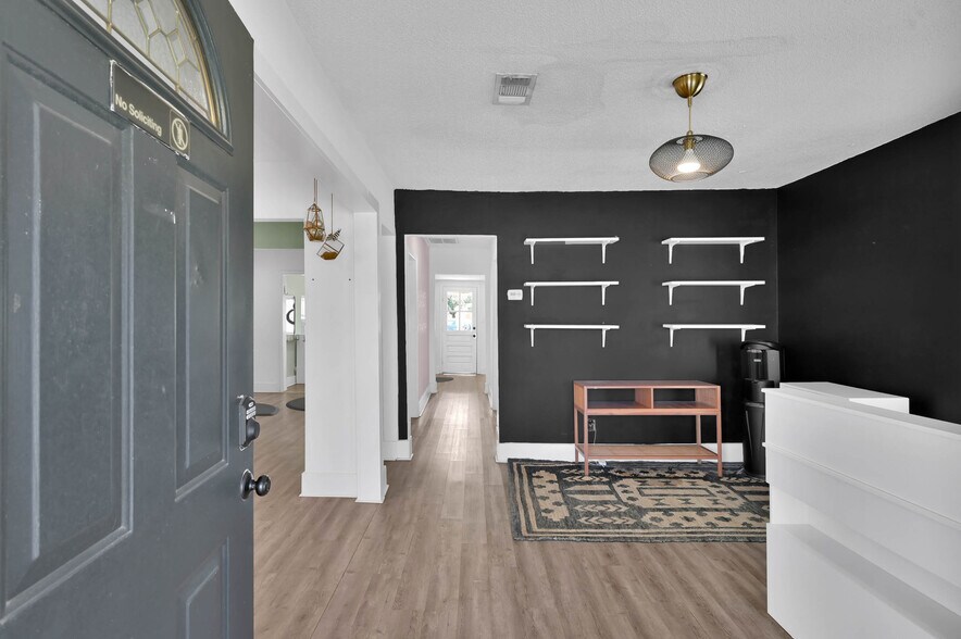 More Photos Of 213 Houston St, Tomball Storefront Retail Office For Lease