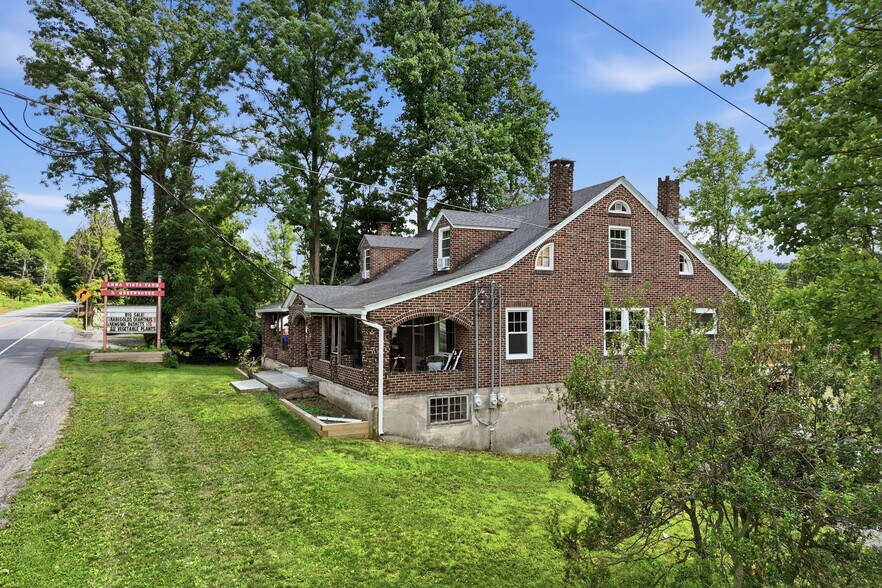 More Photos Of 429 Riverview Dr, Walnutport Flex For Sale