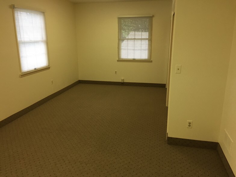 More Photos Of 764 Easton Ave, Somerset Office For Sale