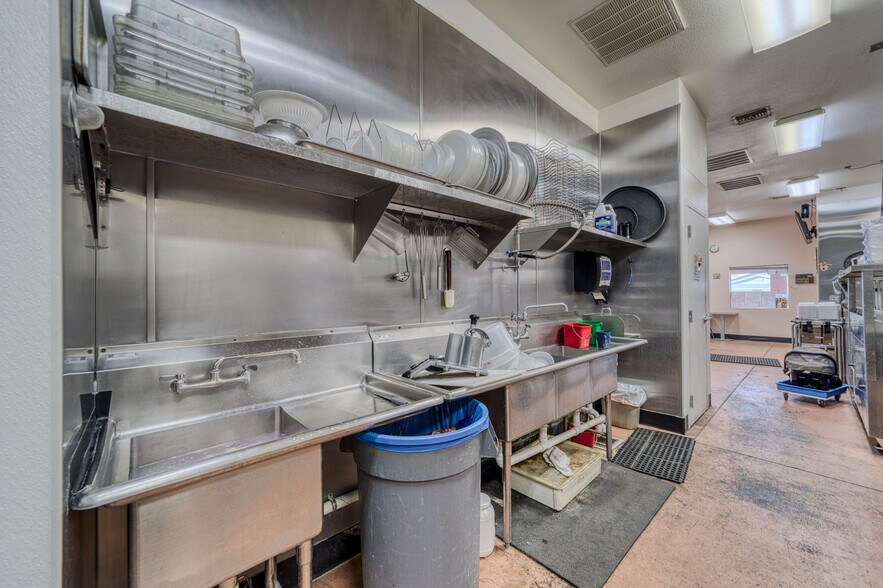 More Photos Of 832 Gemstone Ave, Bullhead City Restaurant For Sale